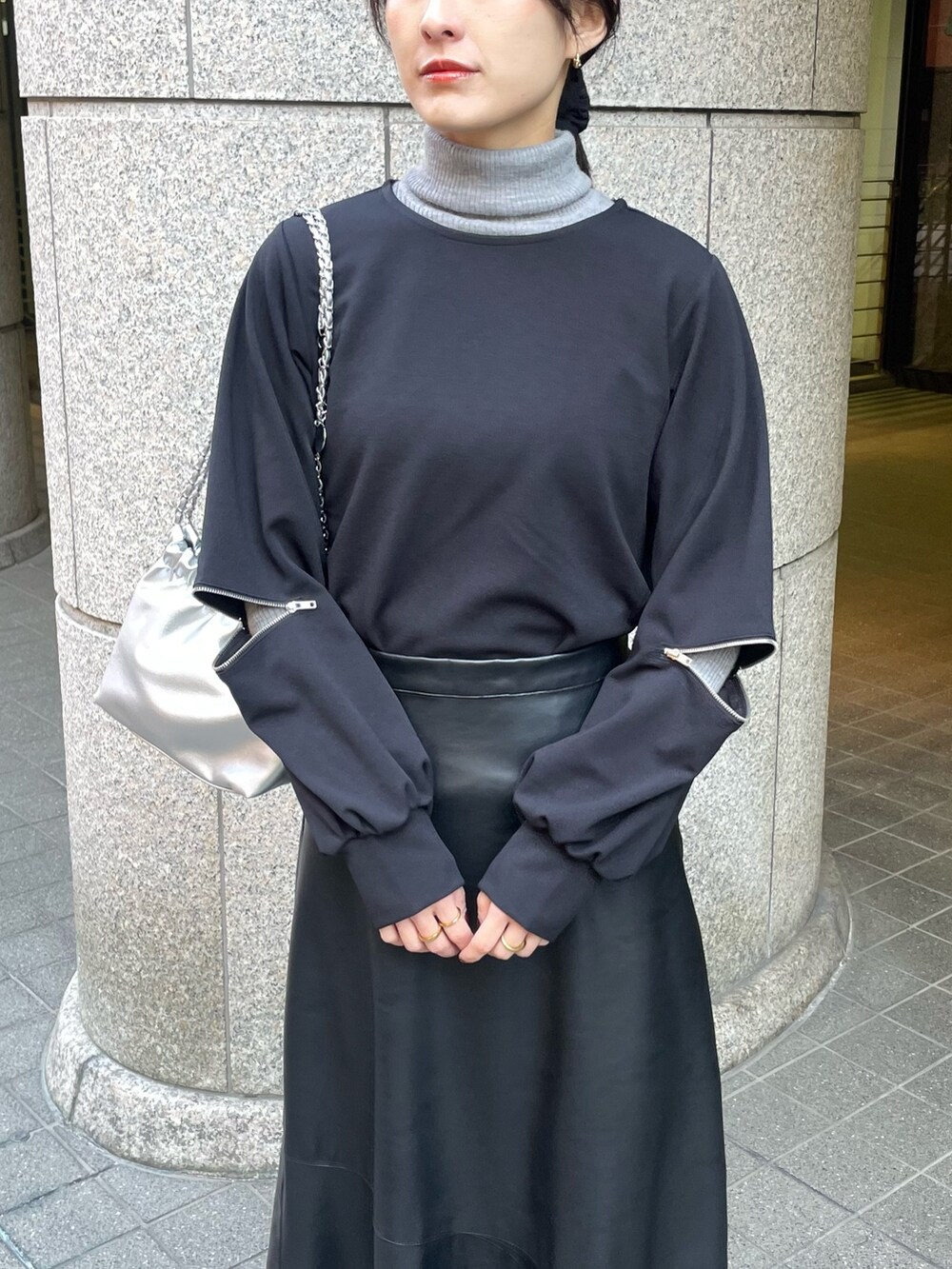 ブラック系のTシャツ/カットソーを着用したレディースの冬コーディネートの3枚目の写真