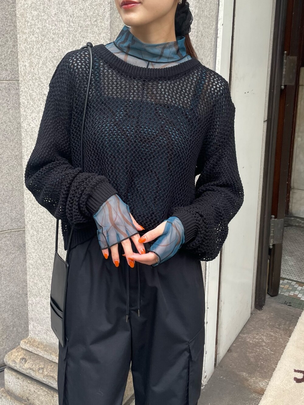 ブルー系のTシャツ/カットソー、ブルー系のニット/セーター、ブラック系のカーゴパンツを着用したレディースの秋コーディネートの2枚目の写真