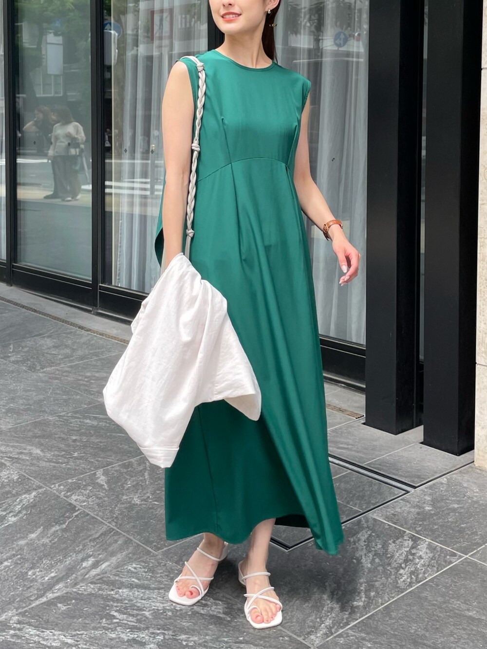 グリーン系のドレス、ホワイト系のサンダル、ゴールド系のバレッタ/ヘアクリップを着用したレディースの夏コーディネートの2枚目の写真