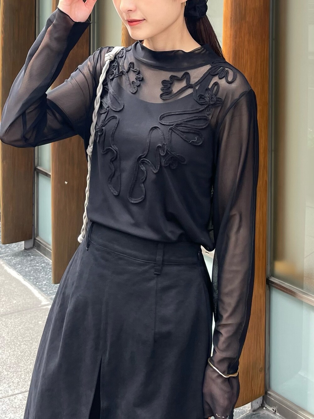 ブラック系のTシャツ/カットソー、ブラック系のスカートを着用したレディースの夏コーディネートの2枚目の写真