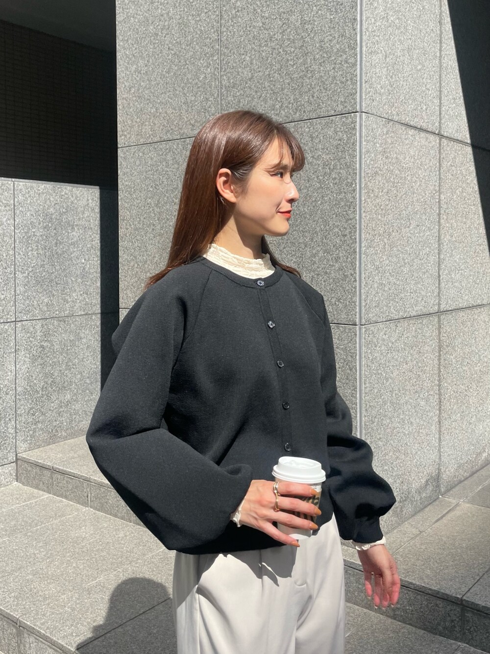 ホワイト系のTシャツ/カットソー、ブラック系のカーディガン/ボレロを着用したレディースの秋コーディネートの2枚目の写真