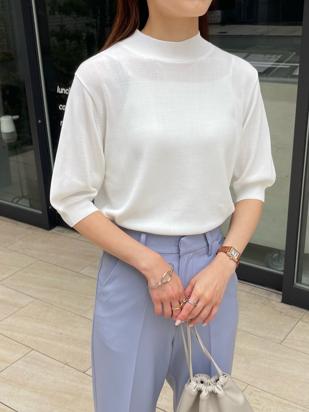 ホワイト系のニット/セーター、ブルー系のその他パンツ、ホワイト系のサンダルを着用したレディースの夏コーディネートの2枚目の写真