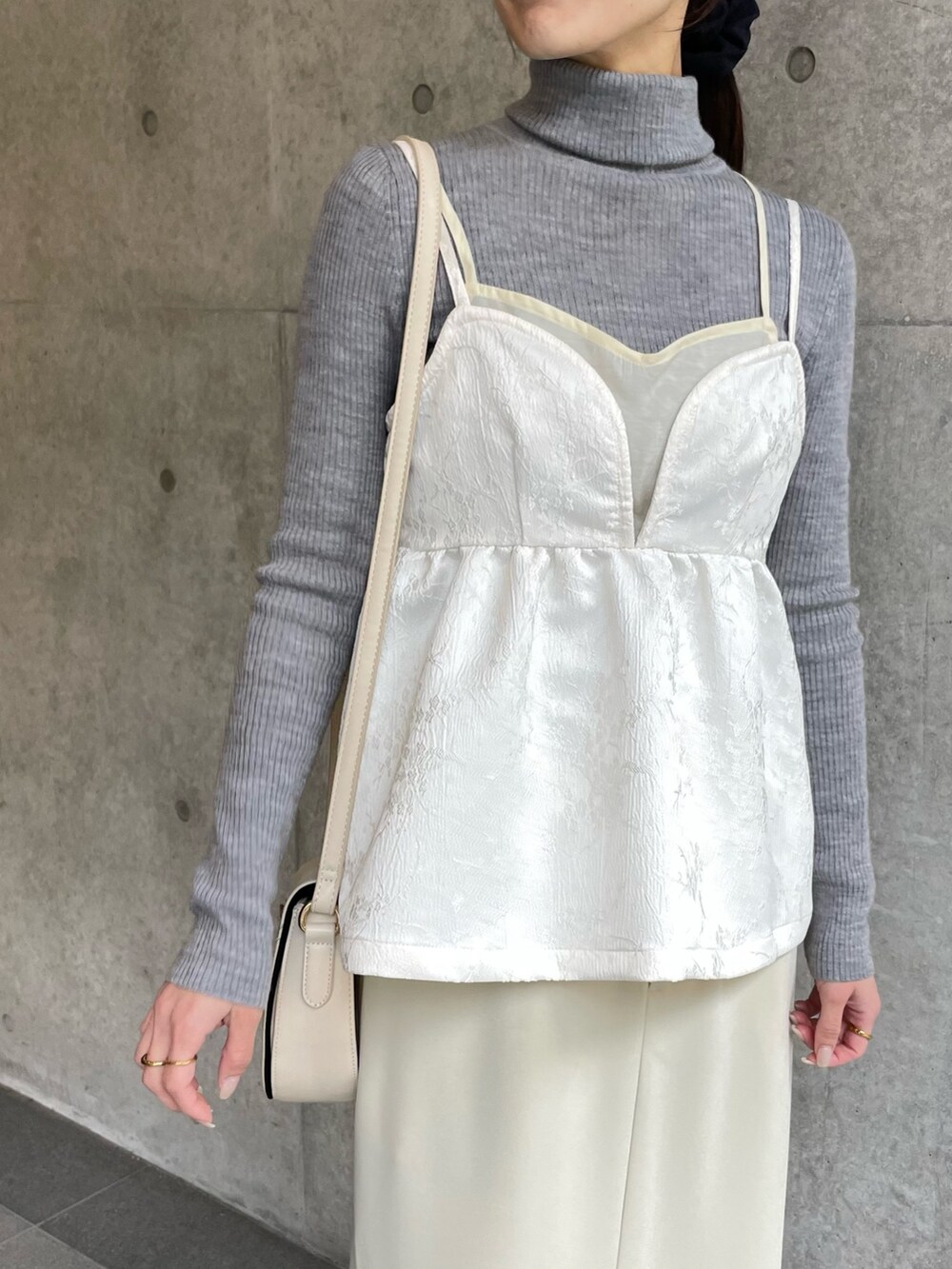 ホワイト系のキャミソール、ホワイト系のスカートを着用したレディースの冬コーディネートの4枚目の写真