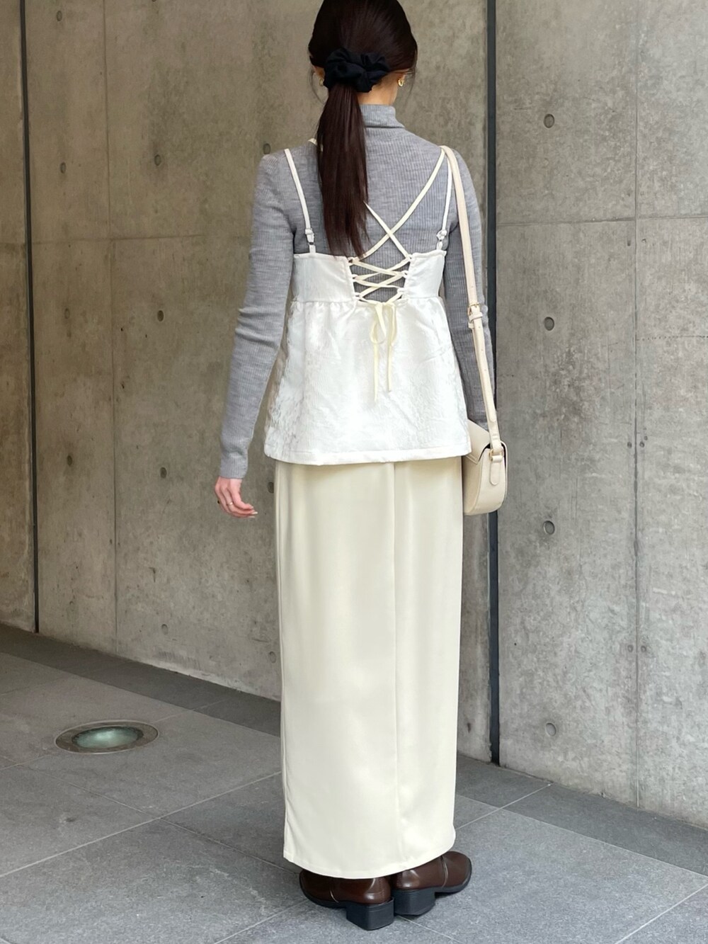 ホワイト系のキャミソール、ホワイト系のスカートを着用したレディースの冬コーディネートの3枚目の写真