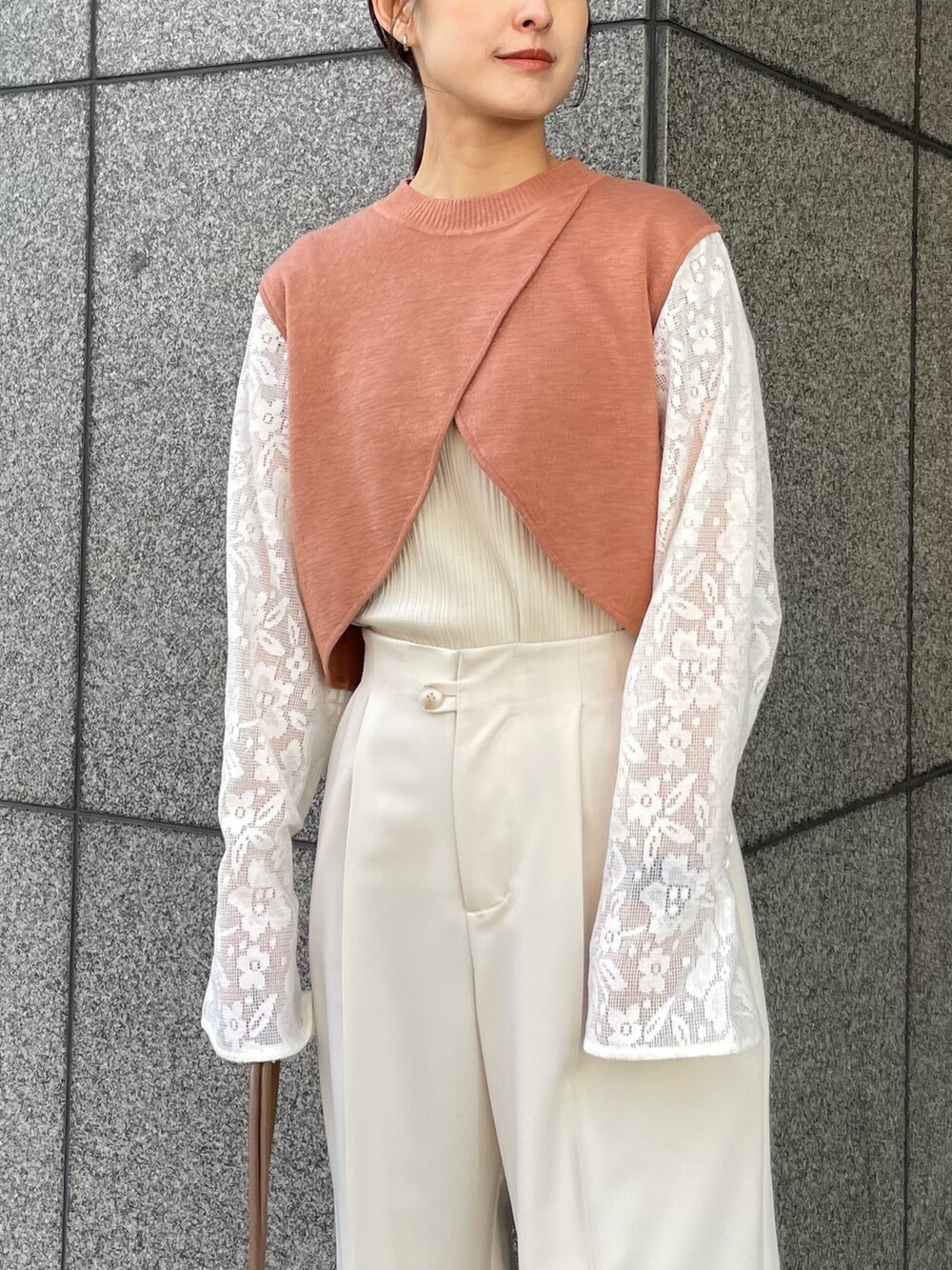 ブラウン系のニット/セーター、ホワイト系のその他パンツを着用したレディースの冬コーディネートの4枚目の写真