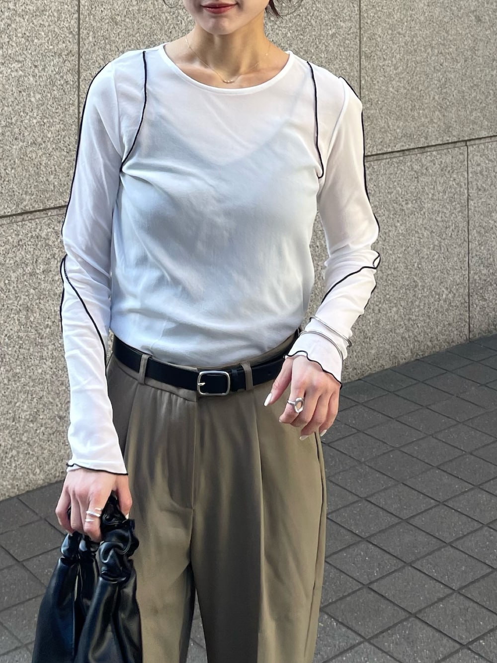 ホワイト系のTシャツ/カットソーを着用したレディースの冬コーディネートの3枚目の写真