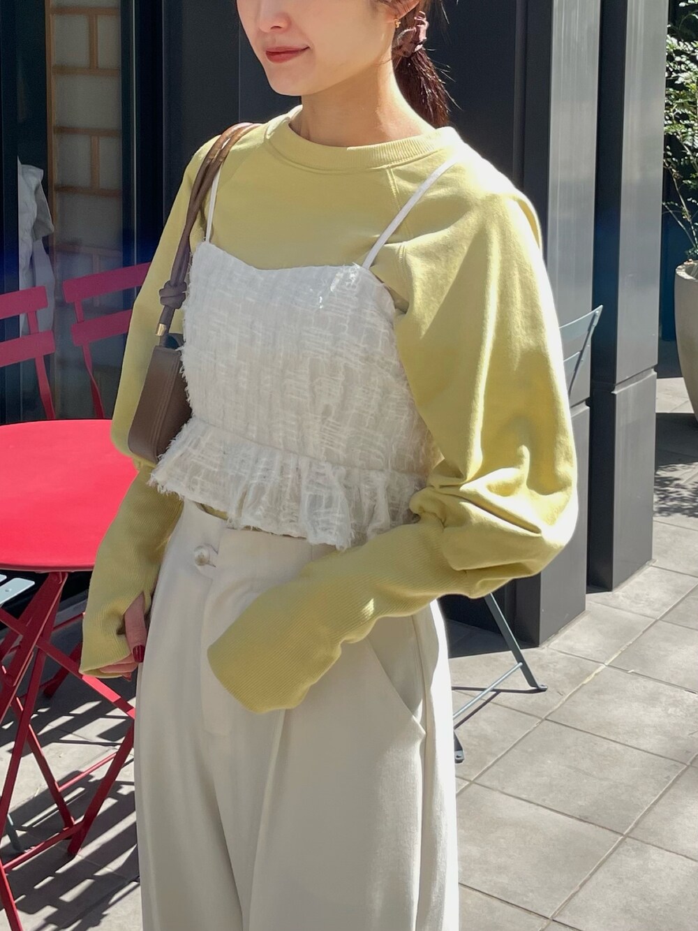 ホワイト系のキャミソール、グリーン系のTシャツ/カットソー、ホワイト系のその他パンツを着用したレディースの春コーディネートの2枚目の写真