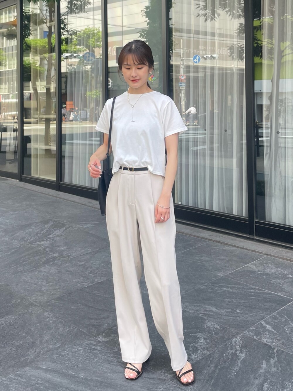 ホワイト系のTシャツ/カットソー、シルバー系のネックレスを着用したレディースの夏コーディネートの3枚目の写真