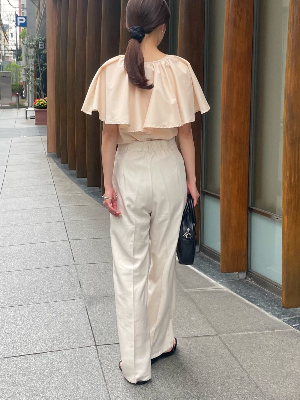 ベージュ系のシャツ/ブラウスを着用したレディースの夏コーディネートの3枚目の写真