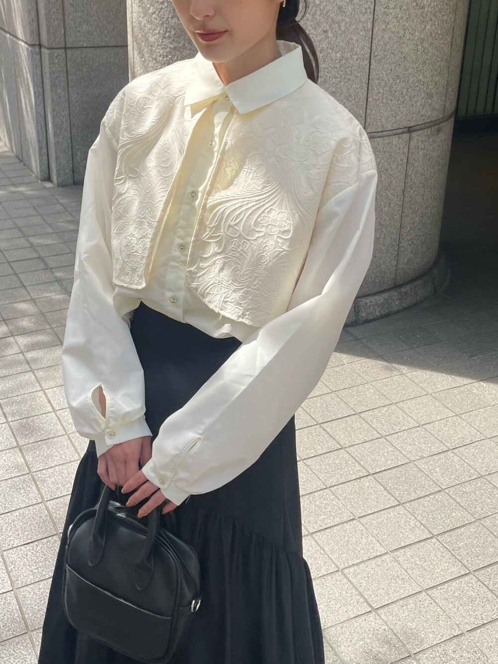 ホワイト系のシャツ/ブラウスを着用したレディースの夏コーディネートの2枚目の写真