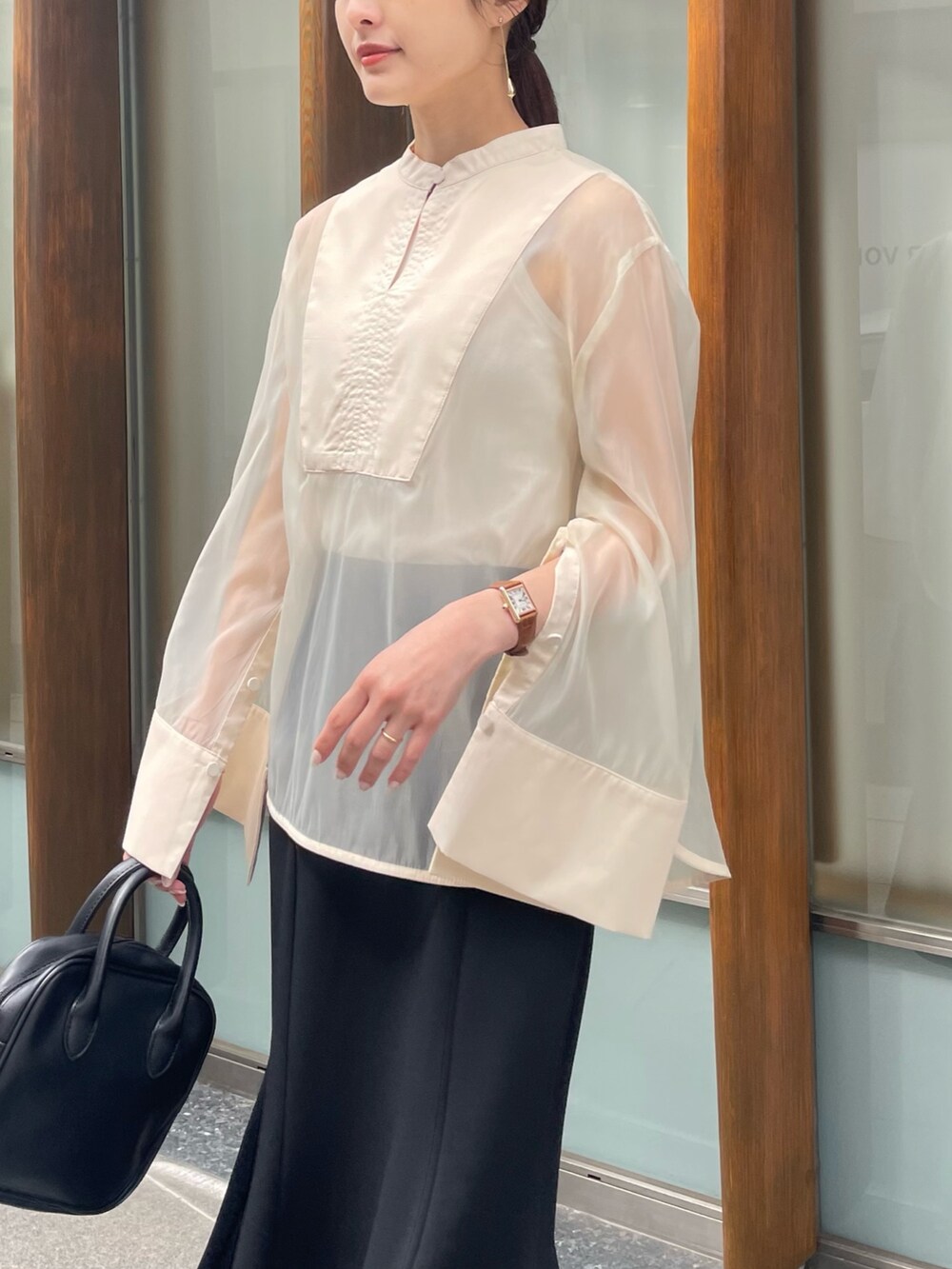 ホワイト系のシャツ/ブラウス、ゴールド系のピアス（両耳用）を着用したレディースの春コーディネートの3枚目の写真