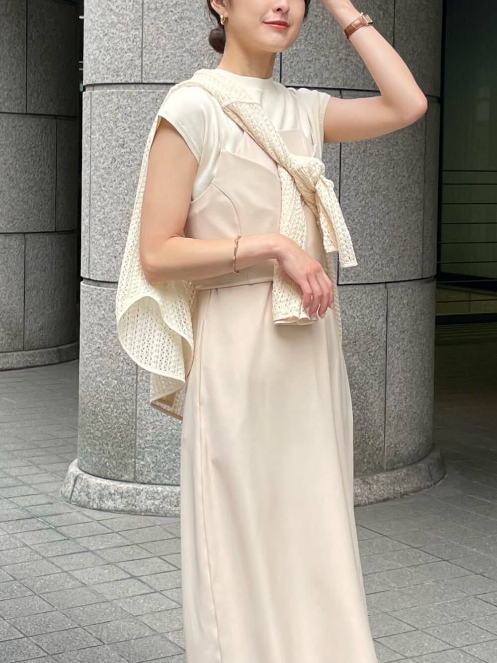 ホワイト系のニット/セーター、ホワイト系のドレス、ベージュ系のシャツ/ブラウスを着用したレディースの夏コーディネートの2枚目の写真