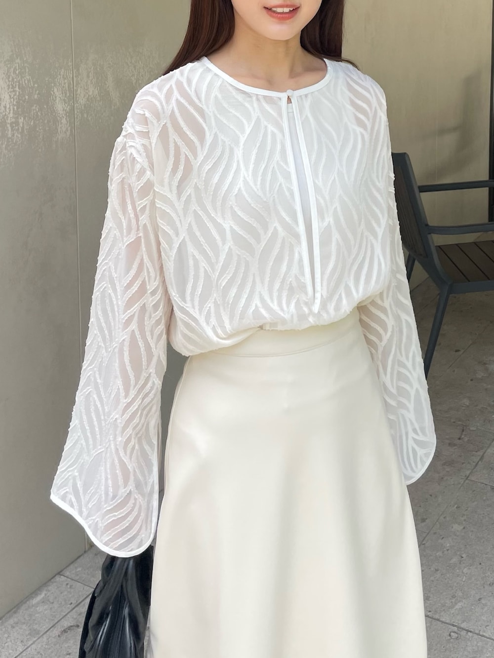 ホワイト系のシャツ/ブラウスを着用したレディースの夏コーディネートの3枚目の写真