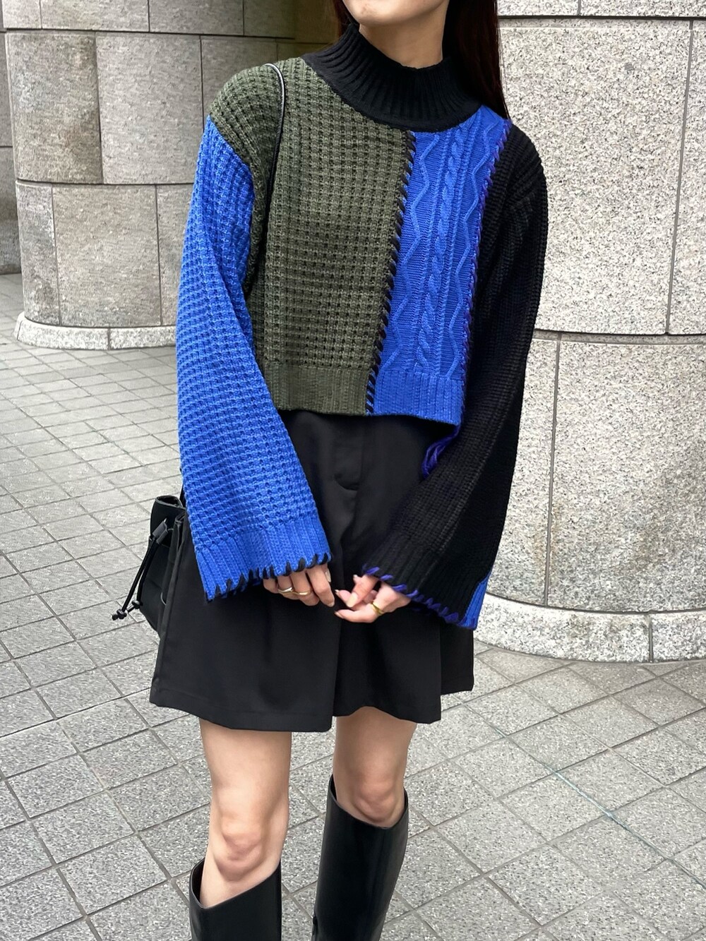 ブラック系のニット/セーターを着用したレディースの秋コーディネートの3枚目の写真