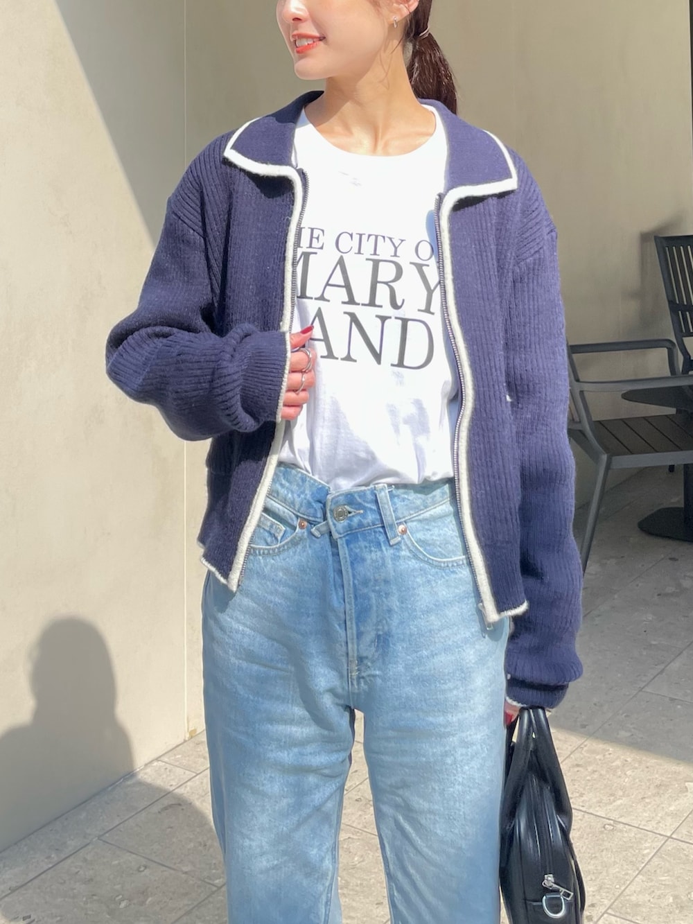 ホワイト系のTシャツ/カットソーを着用したレディースの春コーディネートの2枚目の写真