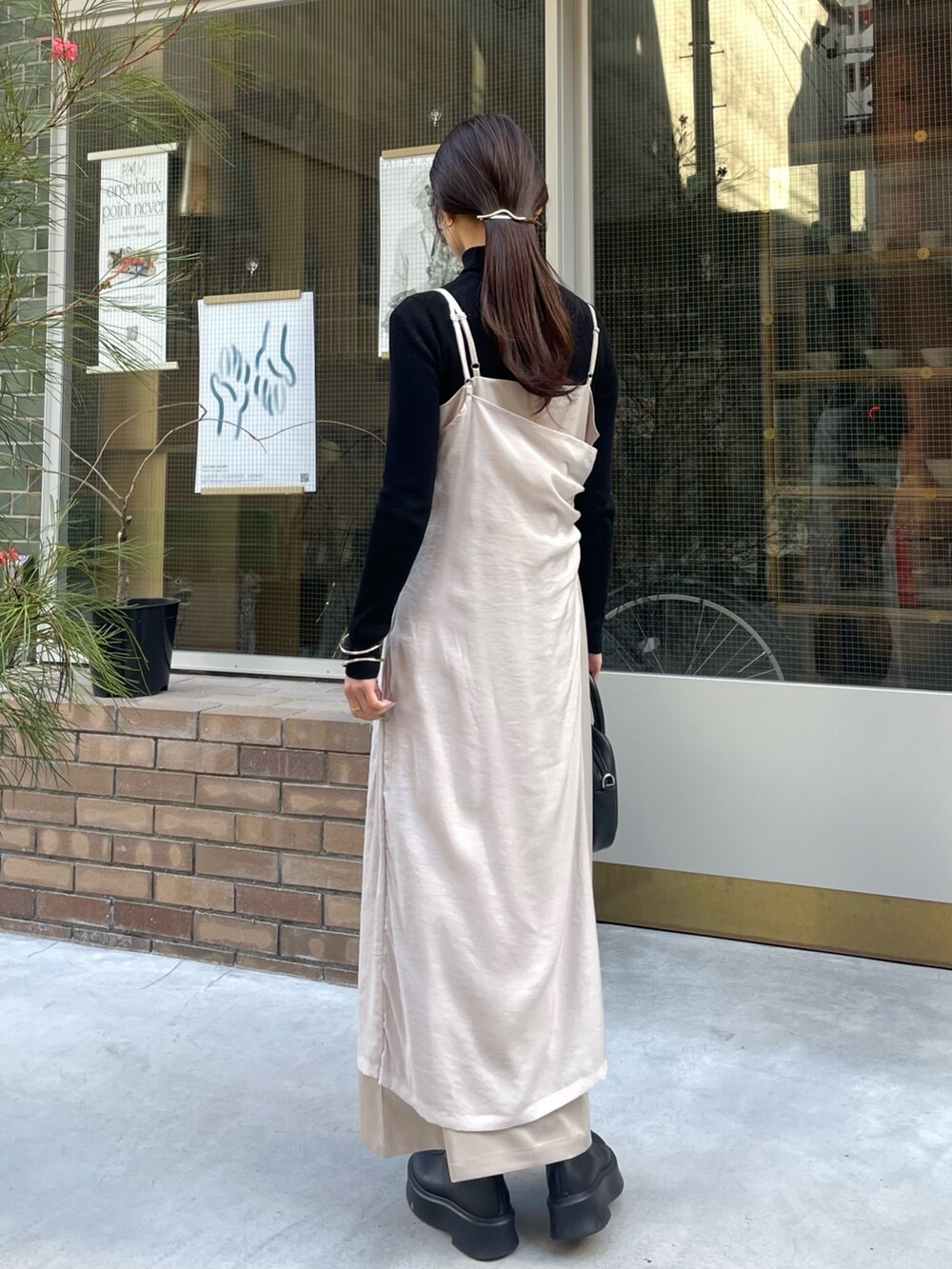 ベージュ系のワンピースを着用したレディースの冬コーディネートの3枚目の写真