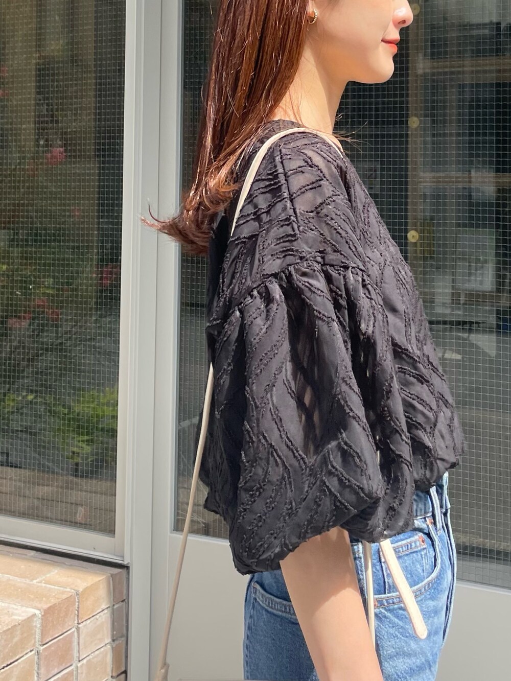 ブラック系のシャツ/ブラウスを着用したレディースの春コーディネートの3枚目の写真