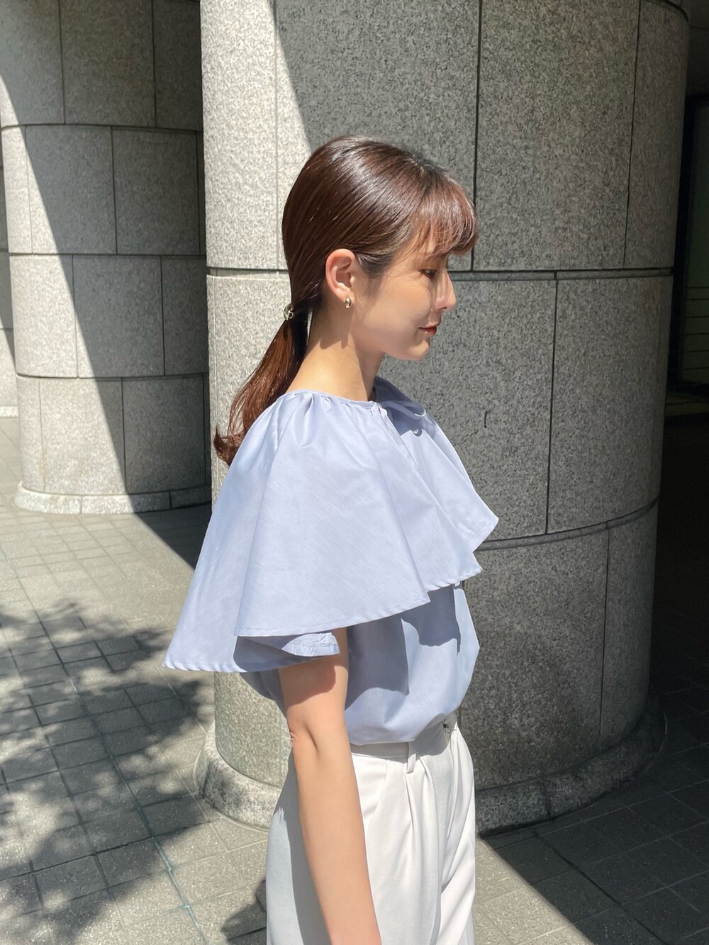 ブルー系のシャツ/ブラウス、ホワイト系のスニーカー、ホワイト系のその他パンツを着用したレディースの春コーディネートの2枚目の写真