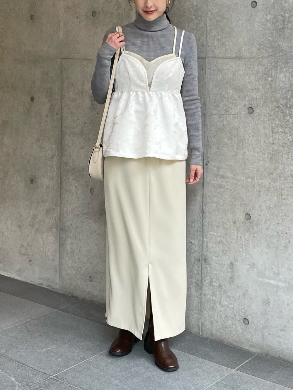 ホワイト系のキャミソール、ホワイト系のスカートを着用したレディースの冬コーディネートの2枚目の写真