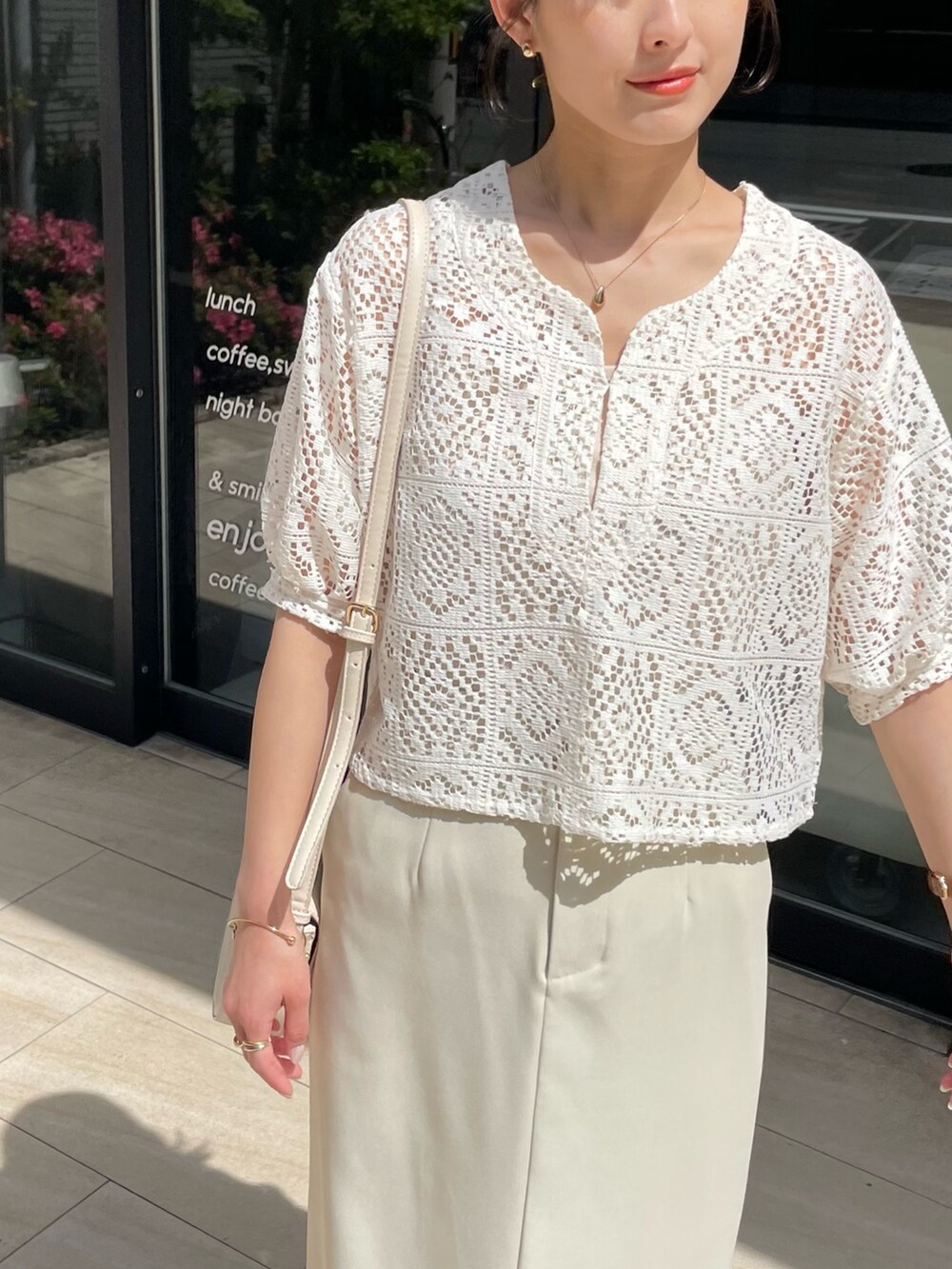 ホワイト系のシャツ/ブラウス、ホワイト系のスカート、ゴールド系のネックレスを着用したレディースの春コーディネートの2枚目の写真