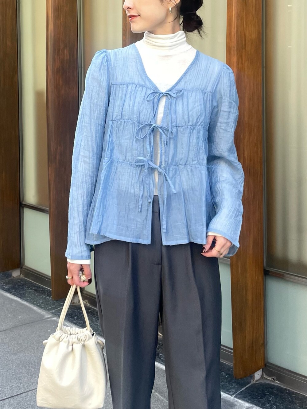 ブルー系のシャツ/ブラウスを着用したレディースの冬コーディネートの2枚目の写真