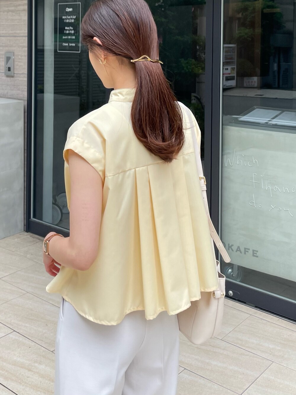 イエロー系のシャツ/ブラウス、ホワイト系のその他パンツを着用したレディースの夏コーディネートの3枚目の写真