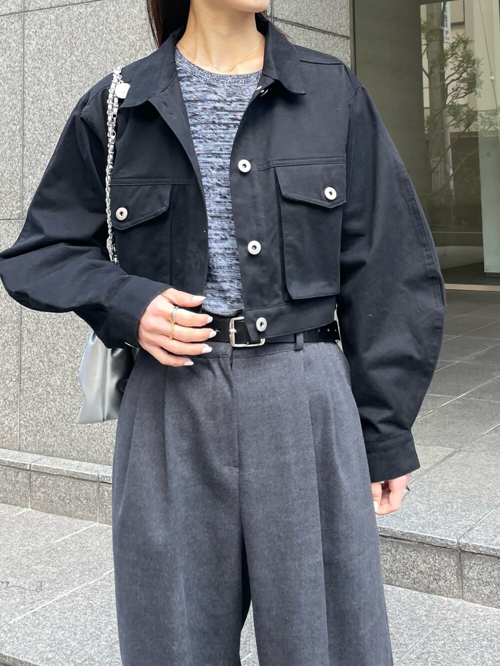 ブラック系のデニムジャケット、グレー系のニット/セーターを着用したレディースの冬コーディネートの3枚目の写真