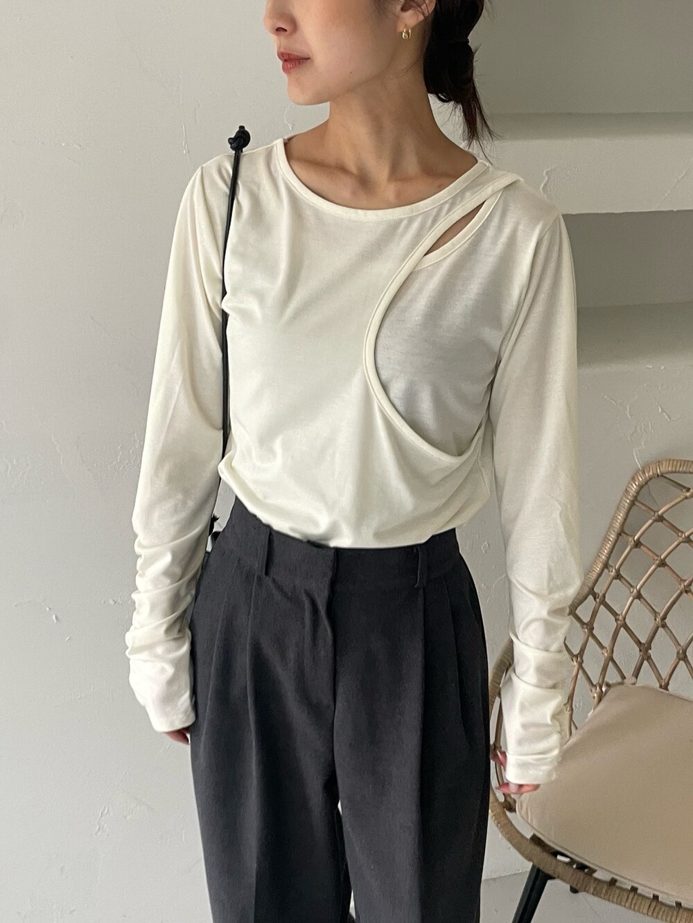 ホワイト系のTシャツ/カットソー、ブラック系のショルダーバッグを着用したレディースの冬コーディネートの2枚目の写真