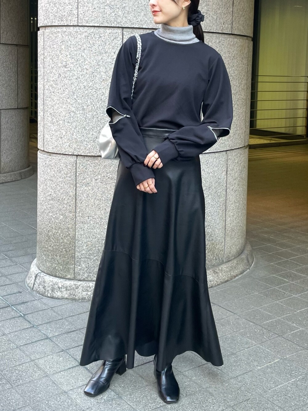 ブラック系のTシャツ/カットソーを着用したレディースの冬コーディネートの2枚目の写真