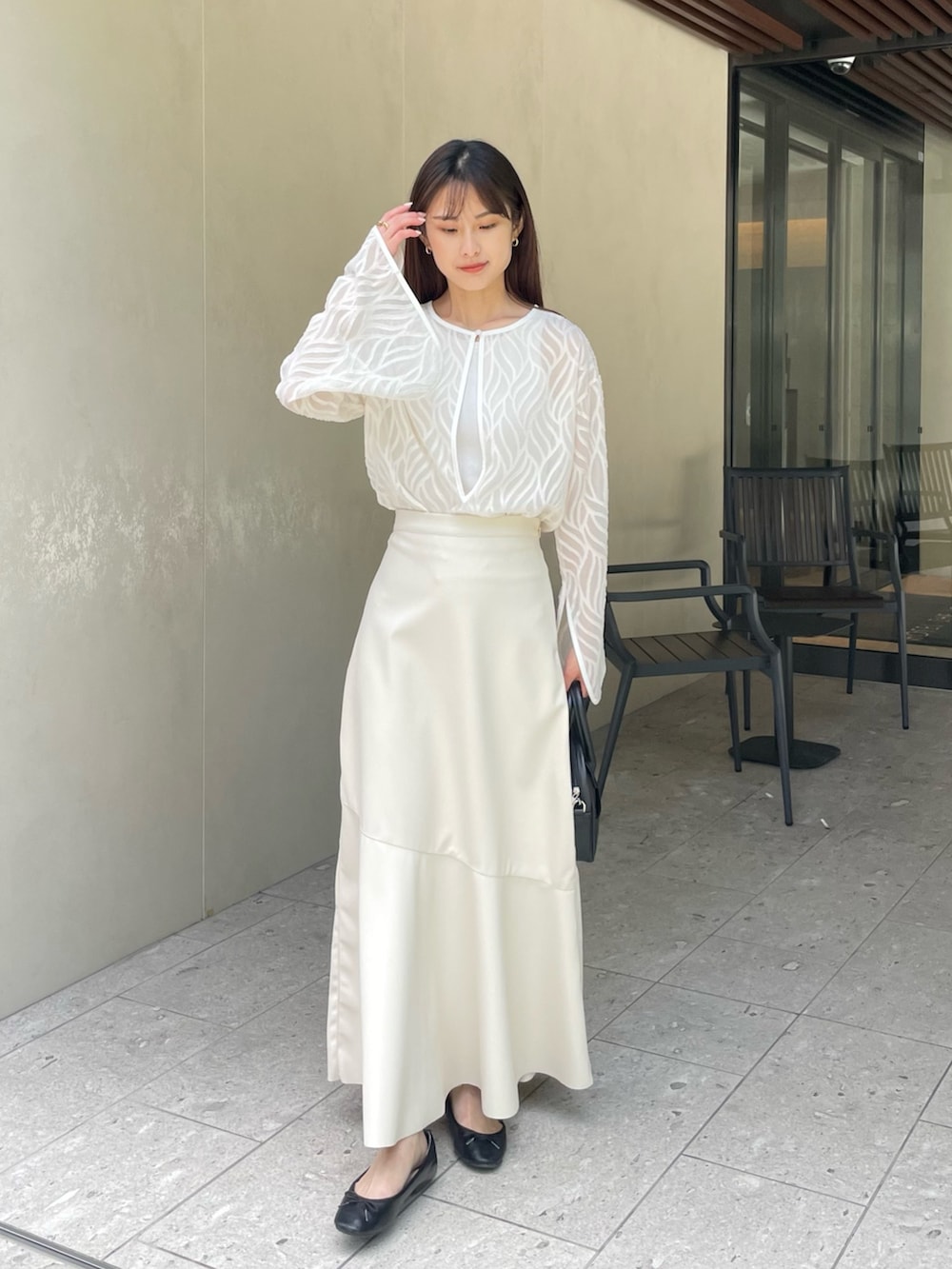 ホワイト系のシャツ/ブラウスを着用したレディースの夏コーディネートの2枚目の写真