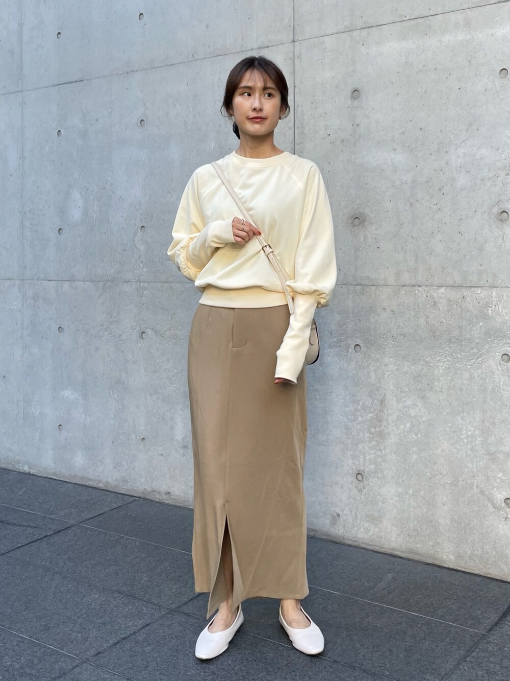 ホワイト系のTシャツ/カットソー、ベージュ系のスカートを着用したレディースの秋コーディネートの3枚目の写真