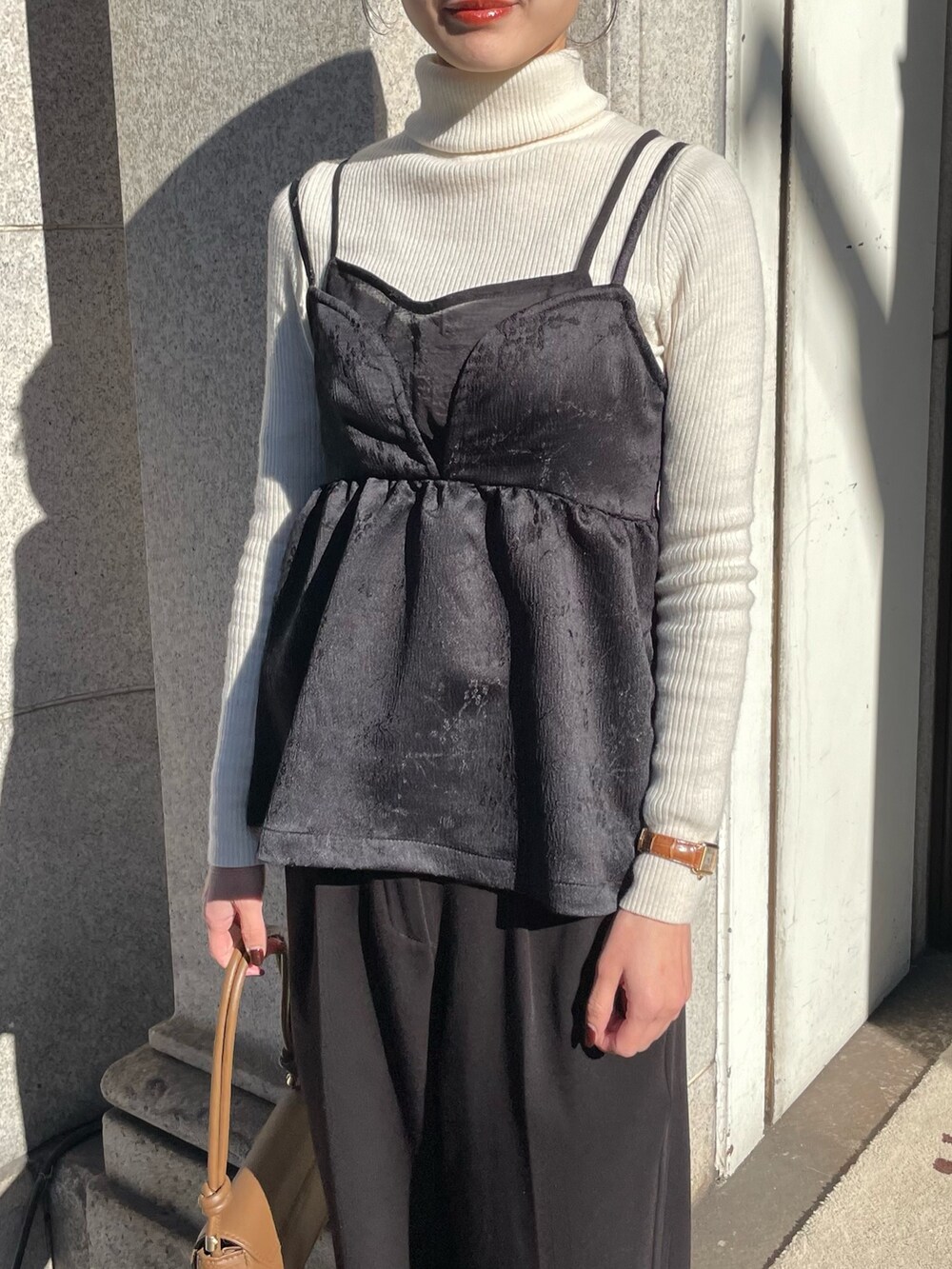 ブラック系のキャミソール、ホワイト系のニット/セーターを着用したレディースの冬コーディネートの3枚目の写真