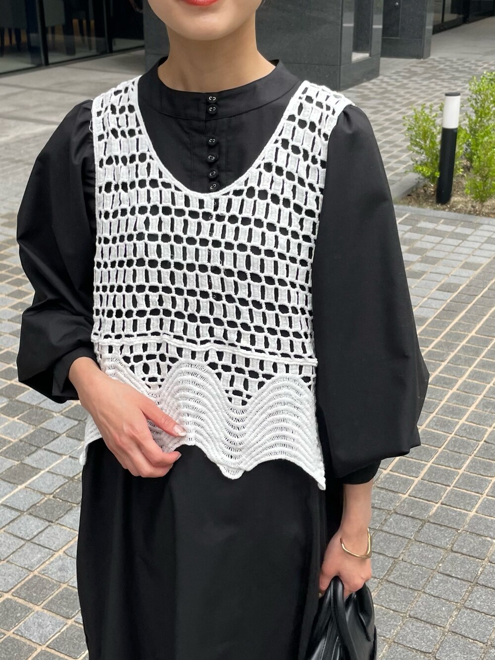 ブラック系のワンピース、ホワイト系のベスト、ホワイト系のその他パンツを着用したレディースの夏コーディネートの2枚目の写真