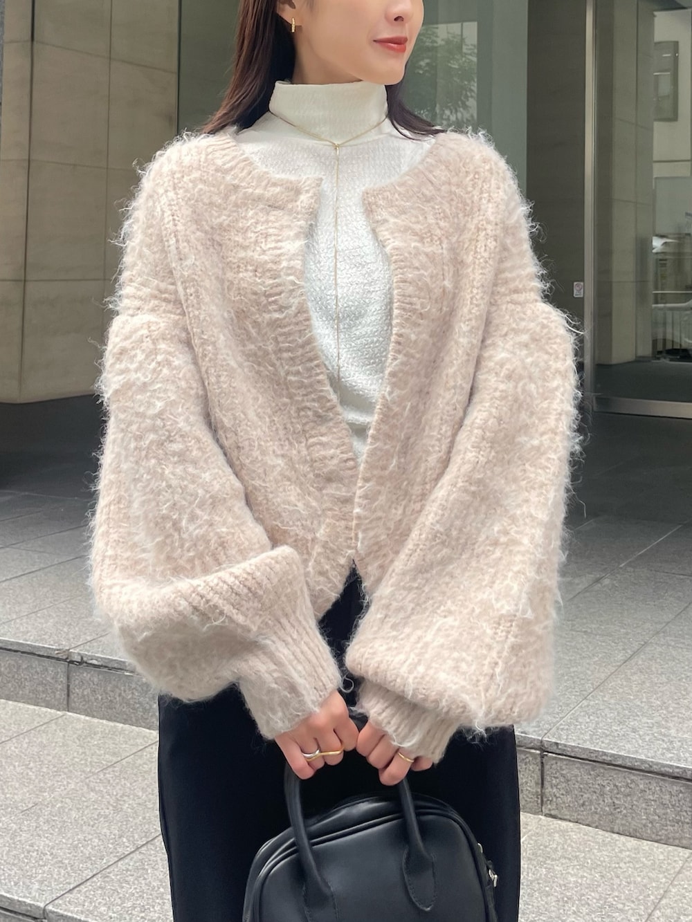 ベージュ系のカーディガン/ボレロ、ゴールド系のネックレスを着用したレディースの秋コーディネートの2枚目の写真