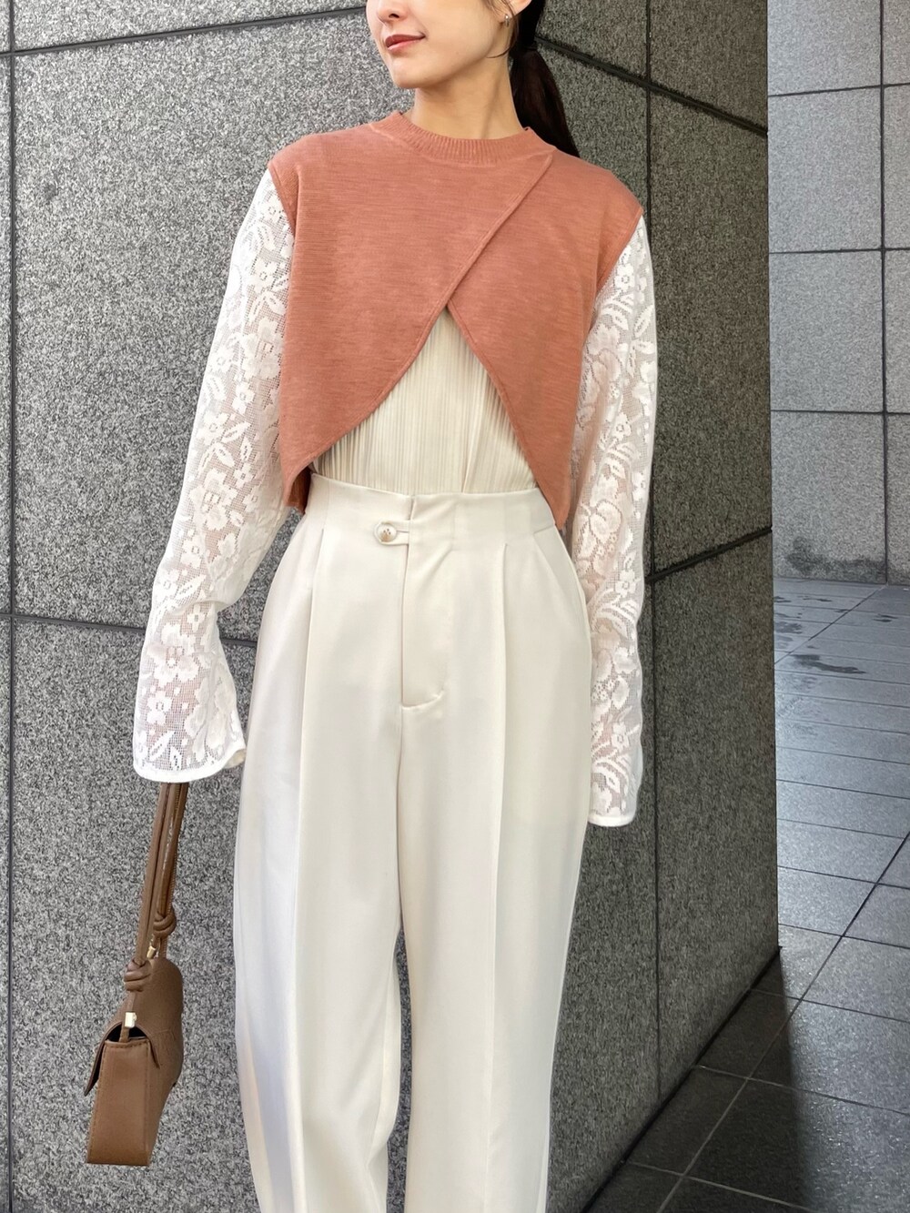 ブラウン系のニット/セーター、ホワイト系のその他パンツを着用したレディースの冬コーディネートの3枚目の写真