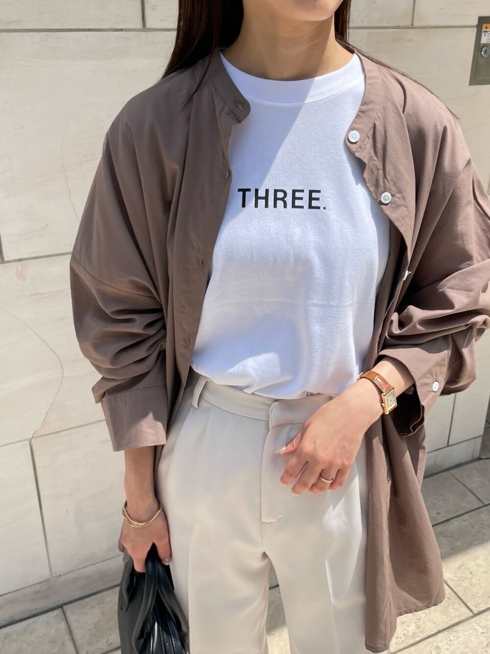 ホワイト系のその他パンツ、ブラウン系のシャツ/ブラウス、ホワイト系のTシャツ/カットソーを着用したレディースの夏コーディネートの2枚目の写真