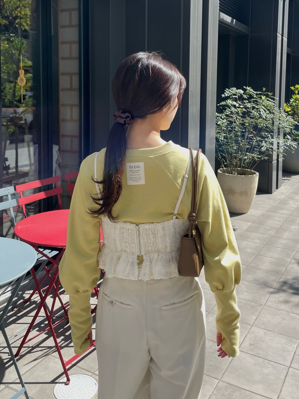 ホワイト系のキャミソール、グリーン系のTシャツ/カットソー、ホワイト系のその他パンツを着用したレディースの春コーディネートの3枚目の写真