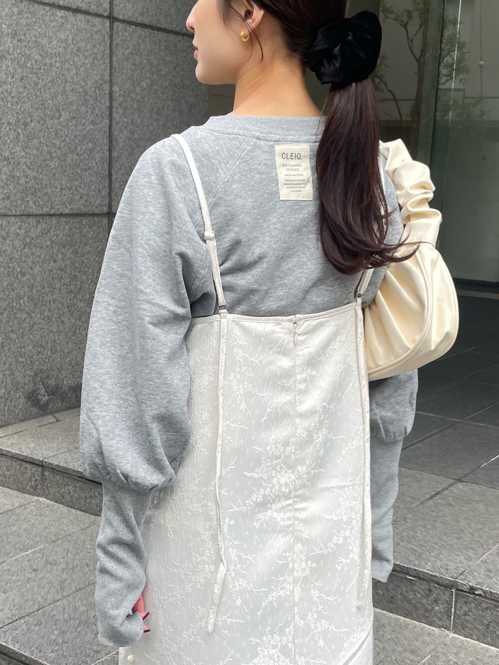 ホワイト系のワンピース、グレー系のTシャツ/カットソーを着用したレディースの春コーディネートの4枚目の写真