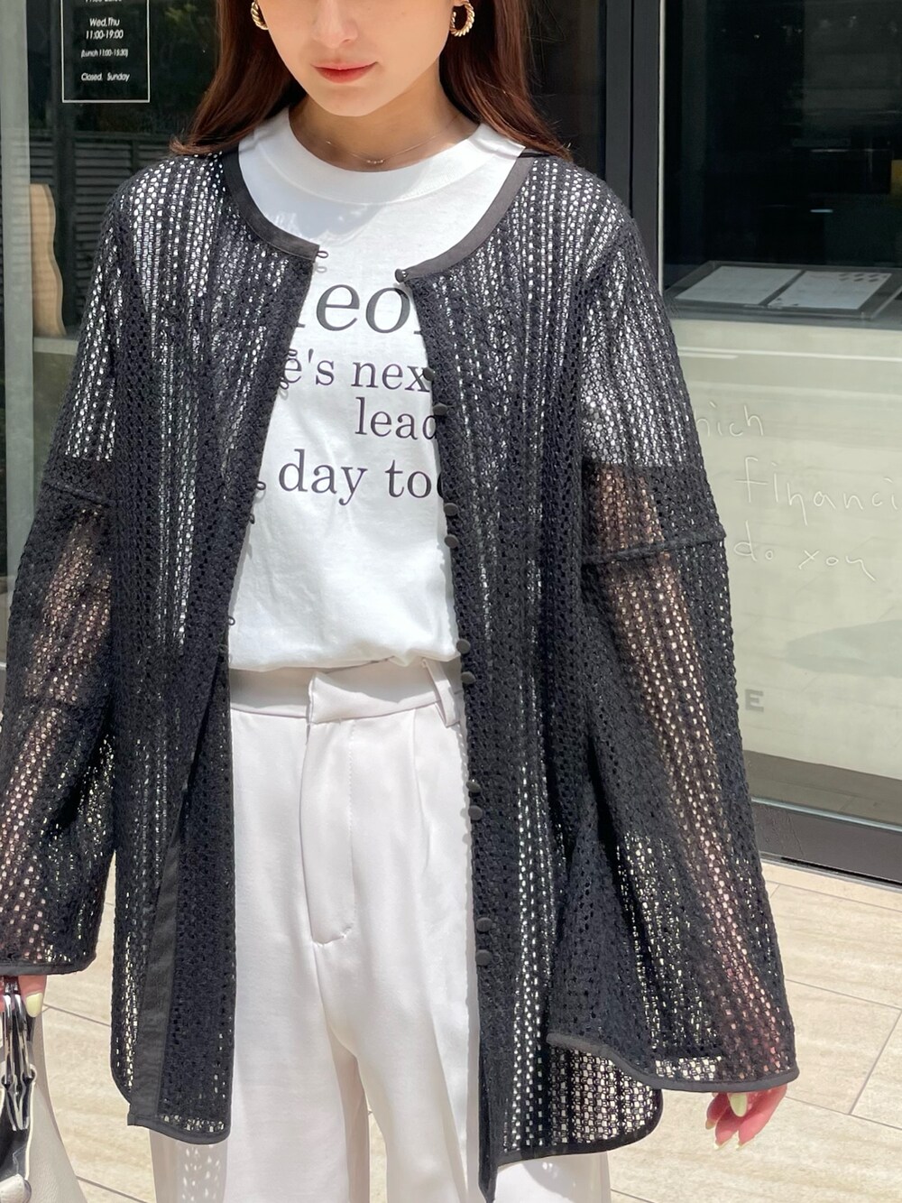 ブラック系のシャツ/ブラウス、ホワイト系のTシャツ/カットソー、ホワイト系のその他パンツを着用したレディースの春コーディネートの2枚目の写真