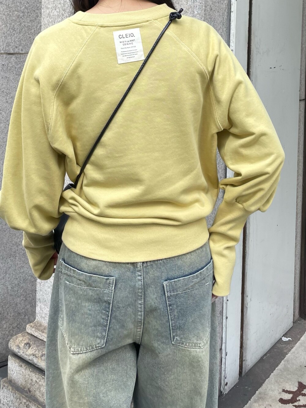 グリーン系のTシャツ/カットソーを着用したレディースの冬コーディネートの3枚目の写真