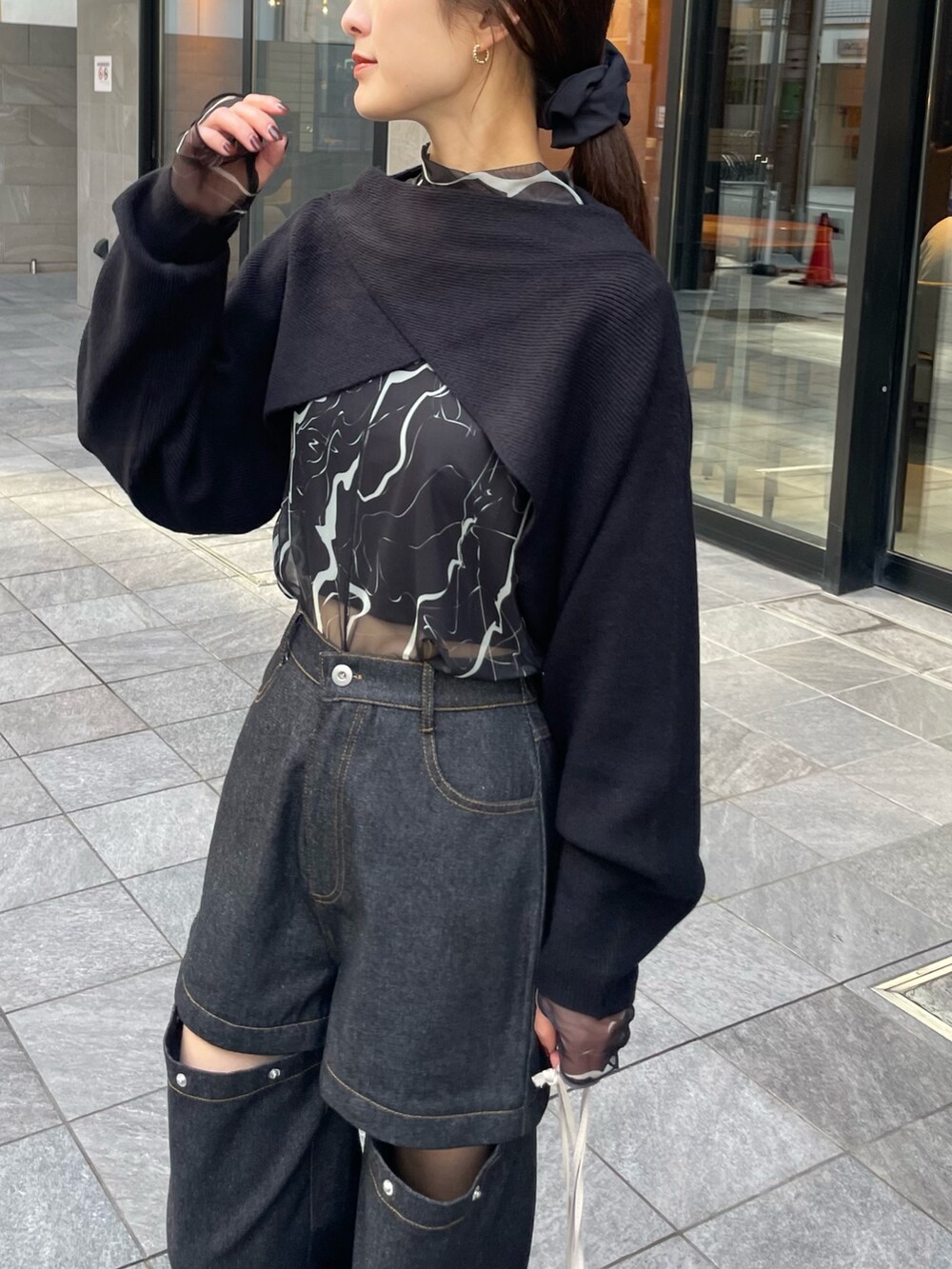 ブラック系のTシャツ/カットソー、ブラック系のニット/セーター、ブラック系のデニムパンツを着用したレディースの秋コーディネートの2枚目の写真