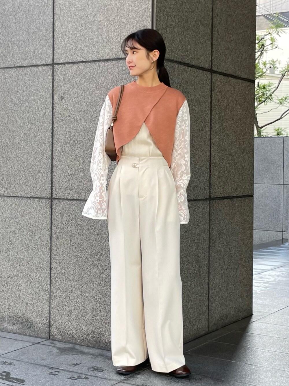 ブラウン系のニット/セーター、ホワイト系のその他パンツを着用したレディースの冬コーディネートの2枚目の写真