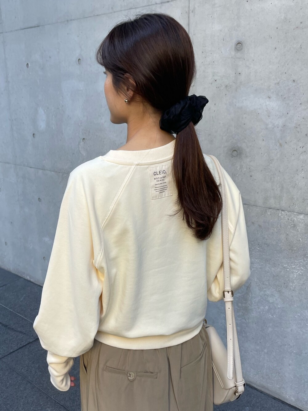 ホワイト系のTシャツ/カットソー、ベージュ系のスカートを着用したレディースの秋コーディネートの2枚目の写真