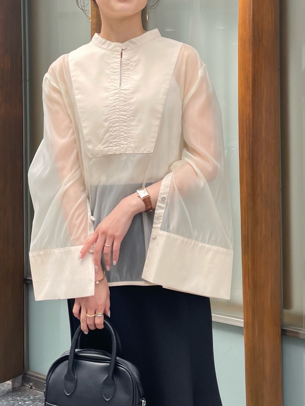 ホワイト系のシャツ/ブラウス、ゴールド系のピアス（両耳用）を着用したレディースの春コーディネートの2枚目の写真