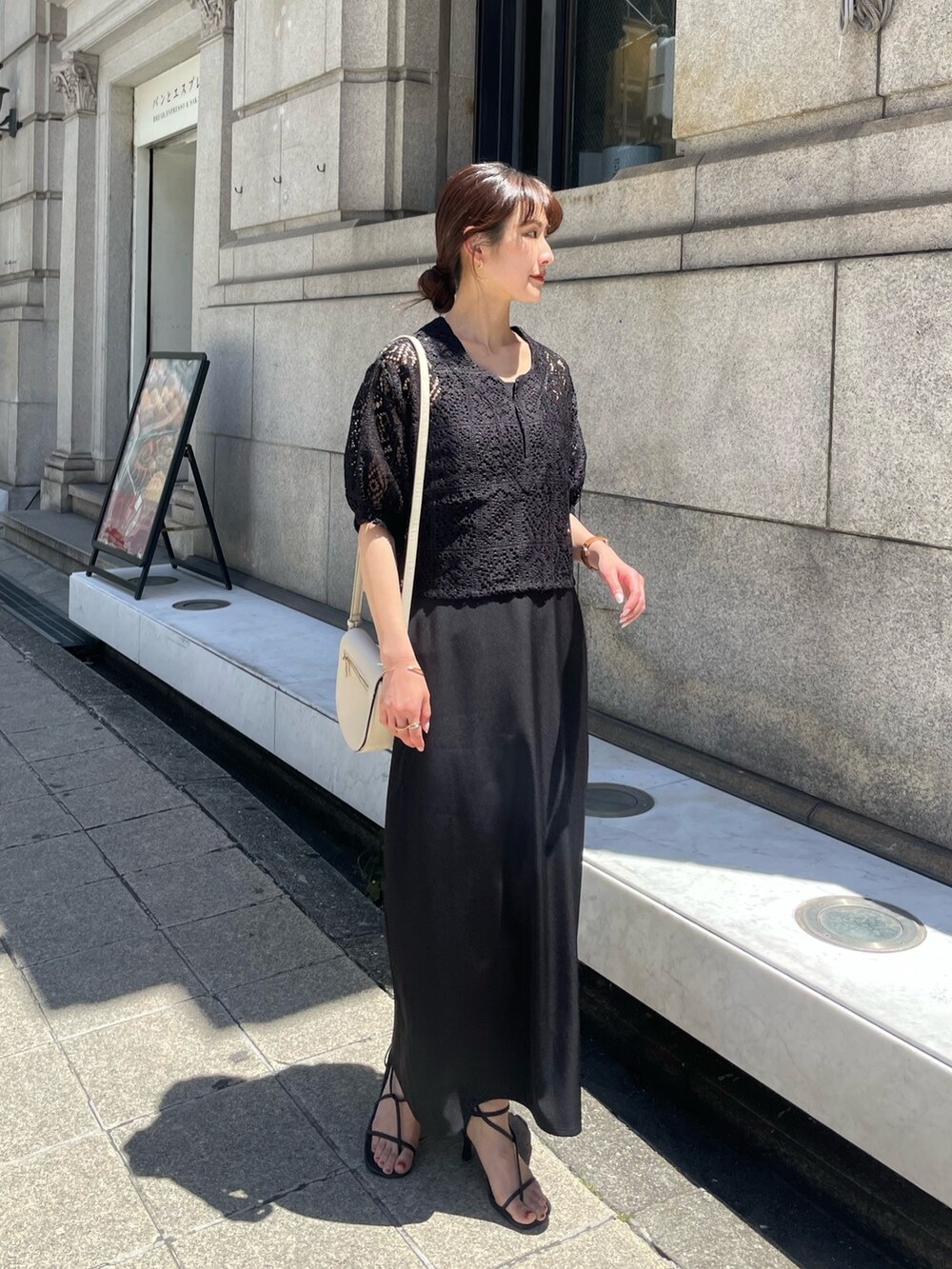 ブラック系のシャツ/ブラウス、ブラック系のドレスを着用したレディースの夏コーディネートの2枚目の写真