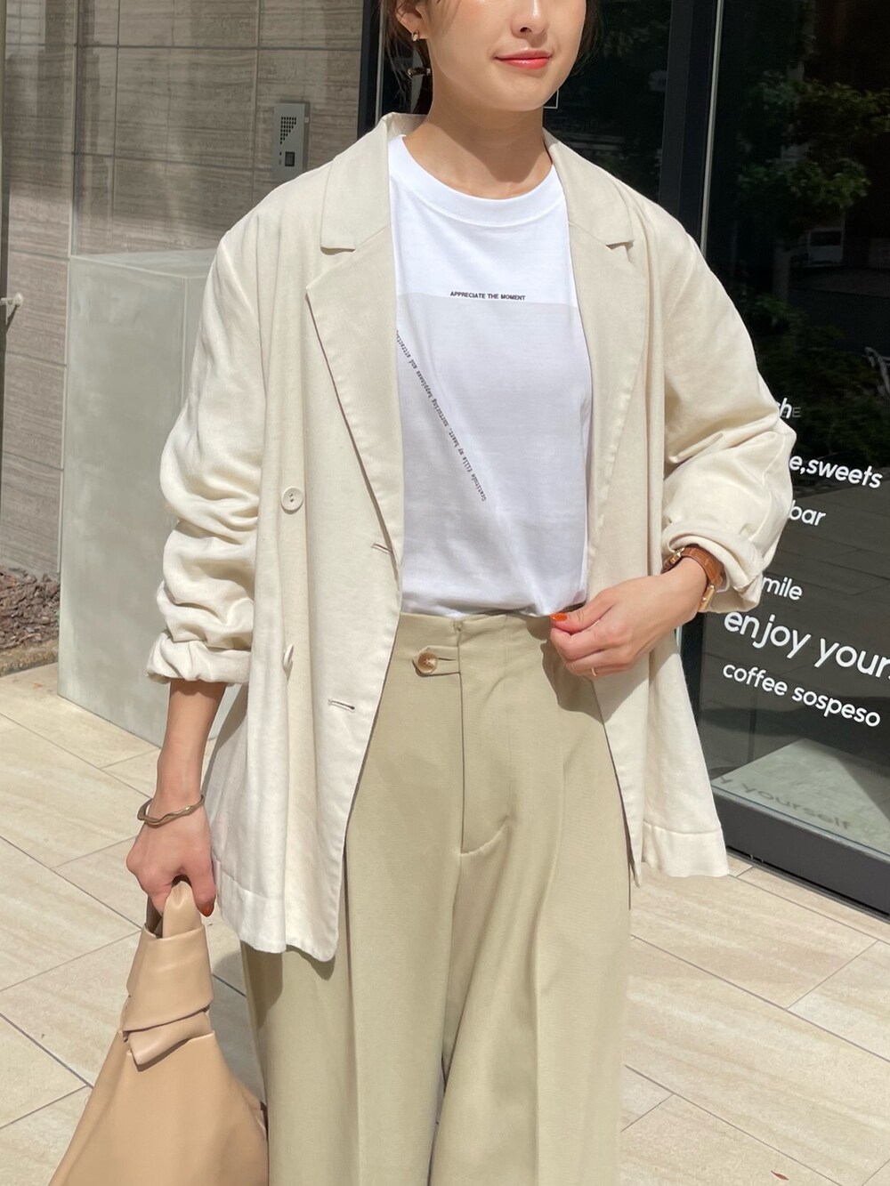 ベージュ系のTシャツ/カットソー、ベージュ系のその他アウター、ベージュ系のサンダルを着用したレディースの秋コーディネートの2枚目の写真