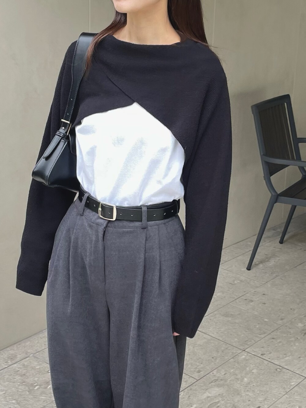 ブラック系のニット/セーター、ホワイト系のスニーカーを着用したレディースの冬コーディネートの2枚目の写真