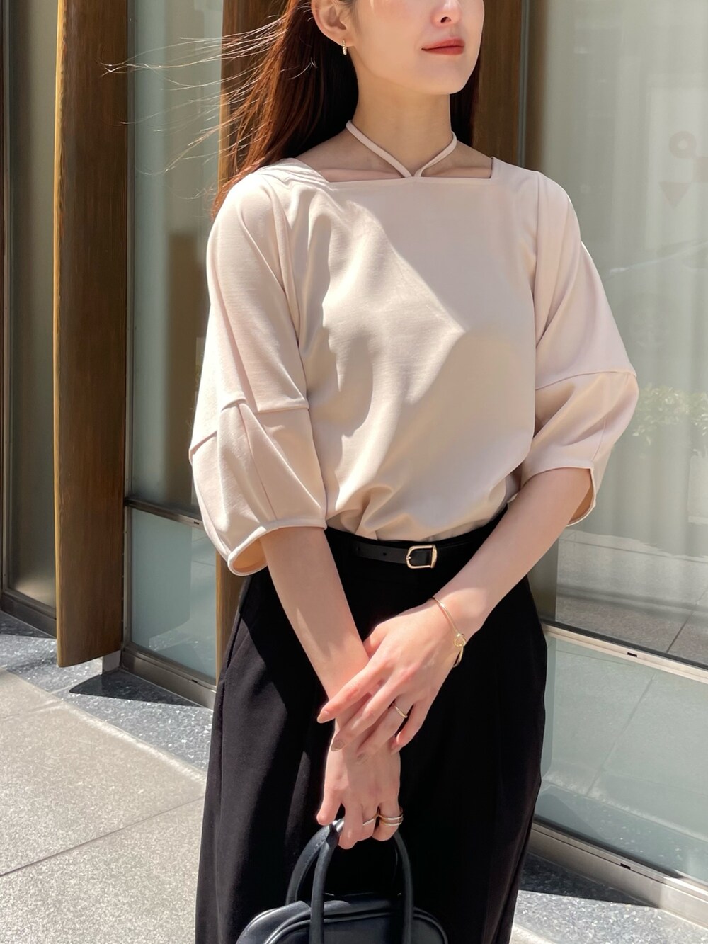 ホワイト系のTシャツ/カットソー、ベージュ系のパンプスを着用したレディースの春コーディネートの2枚目の写真