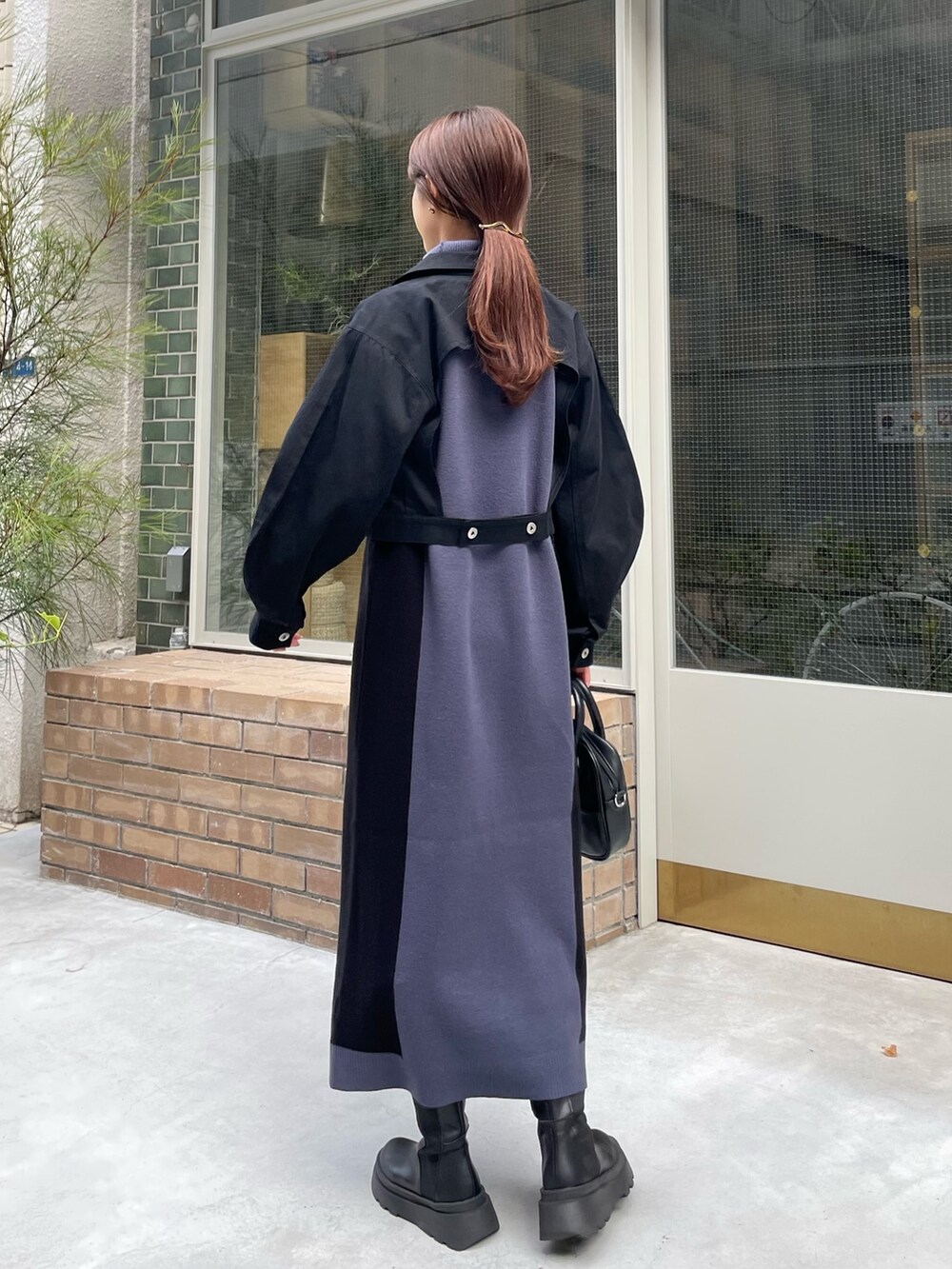 ブルー系のワンピース、ブラック系のデニムジャケットを着用したレディースの秋コーディネートの2枚目の写真