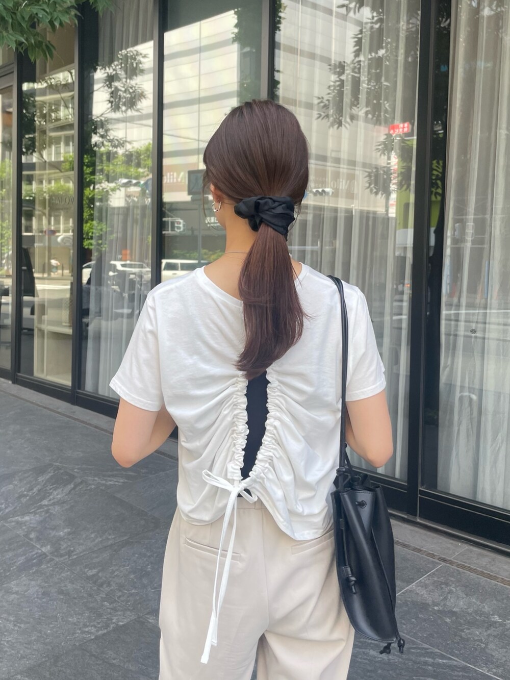 ホワイト系のTシャツ/カットソー、シルバー系のネックレスを着用したレディースの夏コーディネートの2枚目の写真